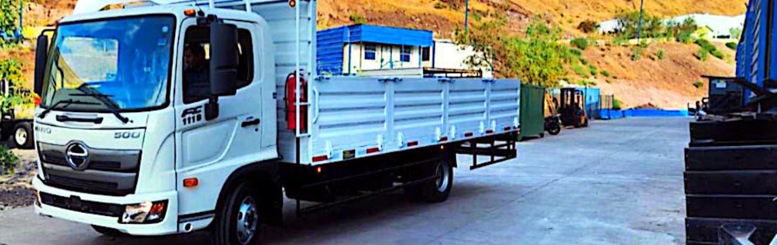 Camión Hino con carrocería de plataforma fabricada por Rocca Truck Chile, en su fábrica de Quilicura