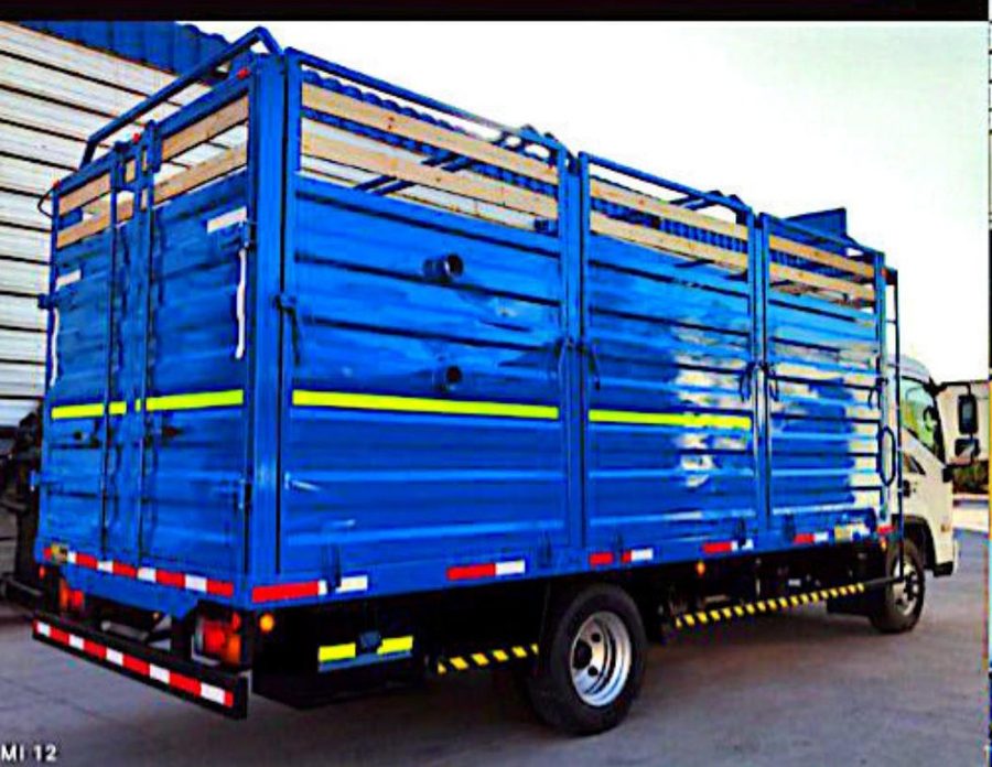 Carrocería de estacas con baranda de madera fabricada por Rocca Truck Chile