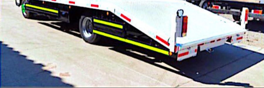 Carrocería con rampa para transporte de vehículos fabricada por Rocca Truck Chile